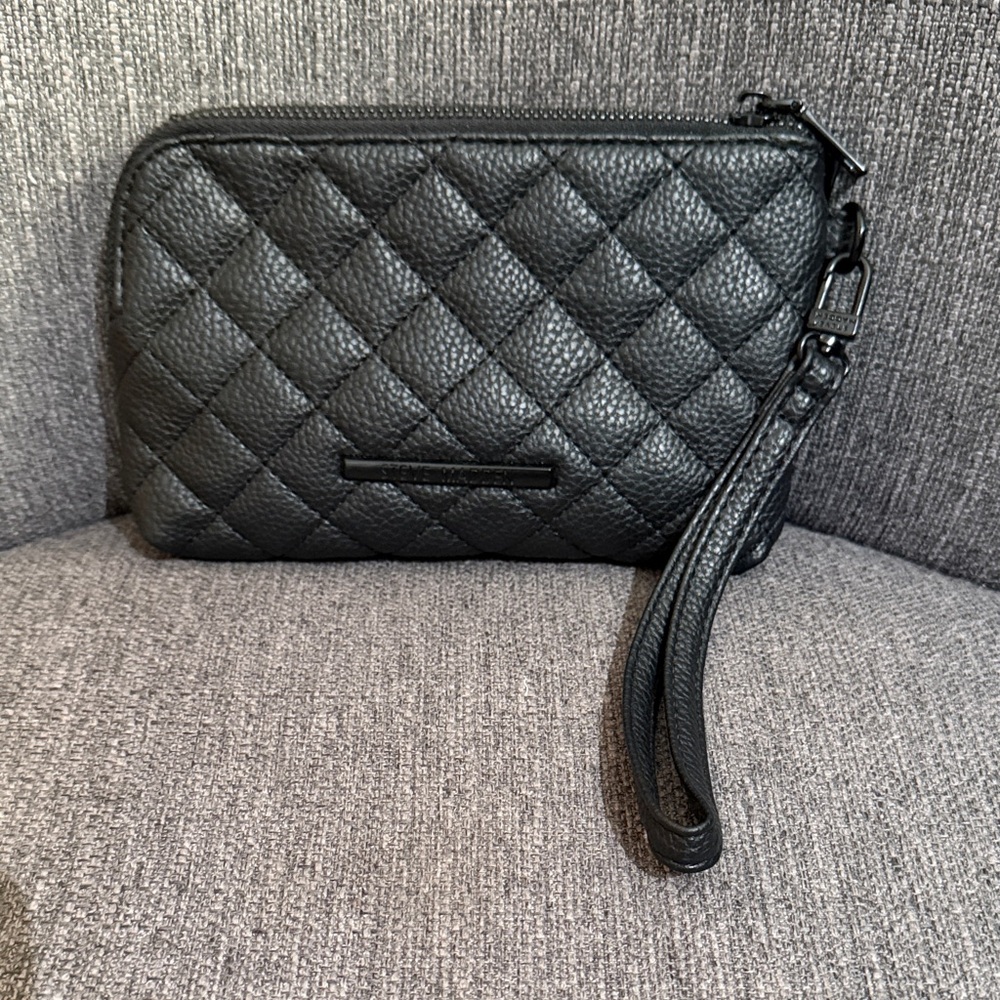 Steve Madden Women's Btrell Wristlet in Black Quilted Pre-owned Good condition